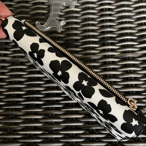 Kate Spade Darcy Clutch wallet wristlet graphic multi - Picture 16 of 16